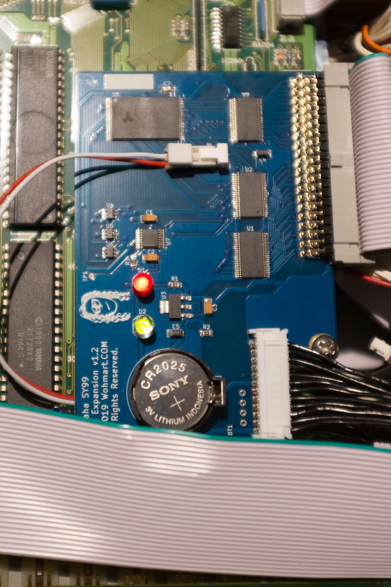 Image showing the SY99 powered up, with the MMB displaying two lit LEDs (red and green).